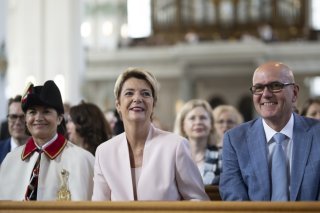 Morten Keller en compagnie de son épouse de présidente de la Confédération, Karin Keller-Sutter (à sa droite). KEYSTONE/GIAN EHRENZELLER